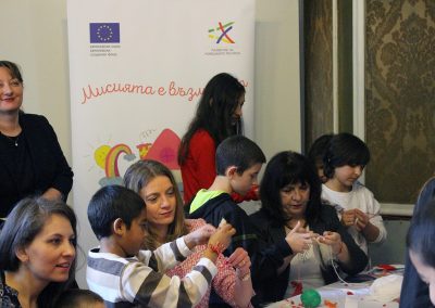 Ученици и деца от социални услуги се учиха да правят мартеници в Етнографския музей