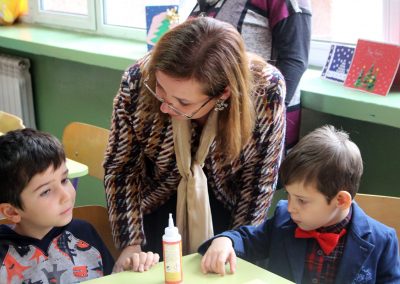 Ученици от 2.СУ в София и деца от социални услуги изработиха коледни картички