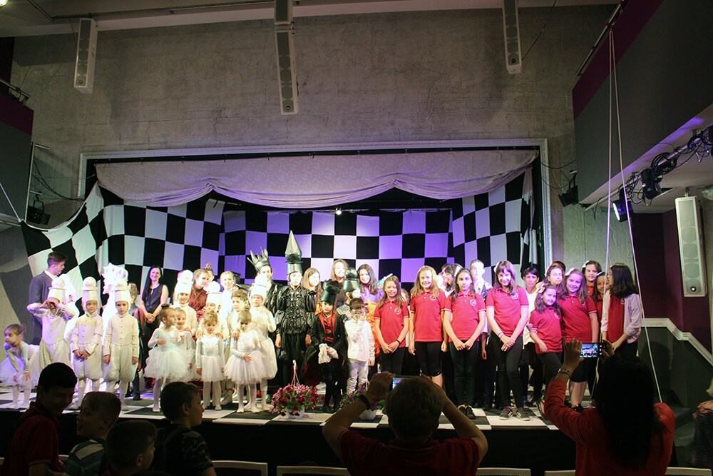 ОПРЧР зарадва деца от социални услуги с мюзикъл на вокална група „Бон-Бон“