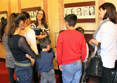 Седем деца от ЦНСТ за деца без увреждания „Констанца Ляпчева“ в Община Долна баня подариха ръчно изработени мартеници