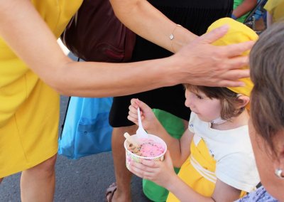 Десетки деца от приемни семейства декорираха сладоледени шедьоври в Бургас