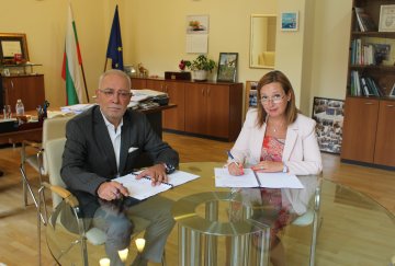 Зорница Русинова и Радосвет Радев подписаха договора за проект “Съвместни действия на социалните партньори за адаптиране на работната среда към специфичните